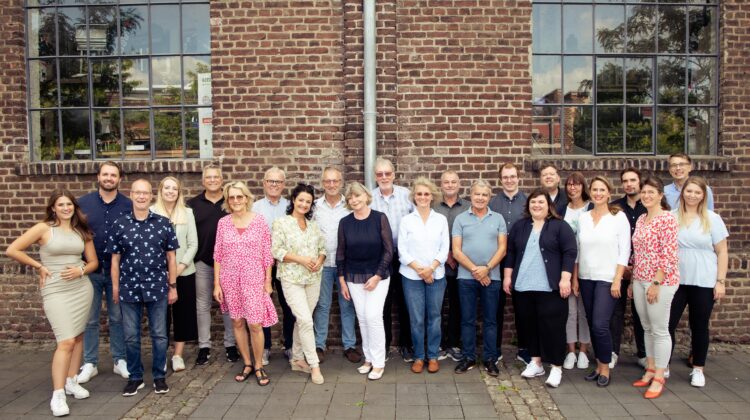 Bild: © chrono tours Bildunterschrift: Das Team von chrono tours: Mehr als 20 Mitarbeiterinnen und Mitarbeiter kümmern sich um die Organisation und die Durchführung des Reiseprogramms für die Leser des Solinger Tageblattes.